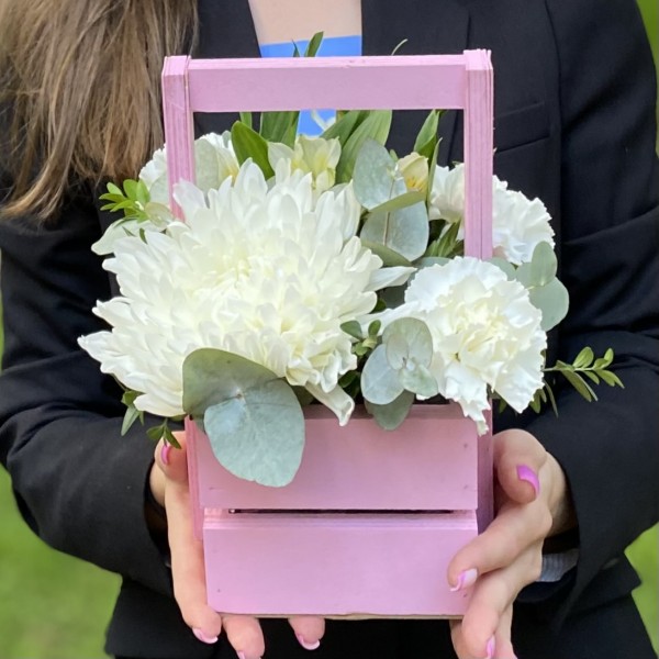 Композиция с хризантемой и гвоздиками в деревянном ящике