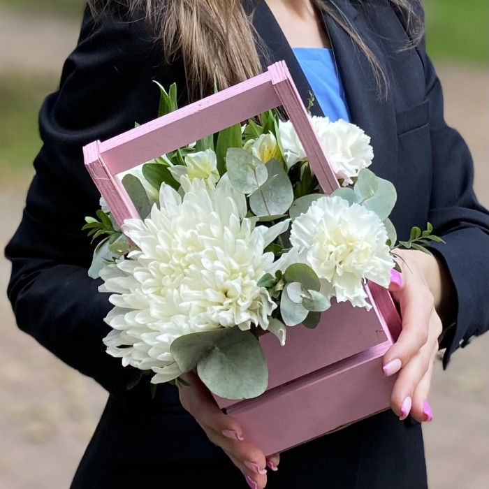 Композиция с хризантемой и гвоздиками в деревянном ящике