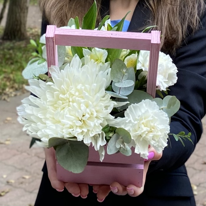 Композиция с хризантемой и гвоздиками в деревянном ящике