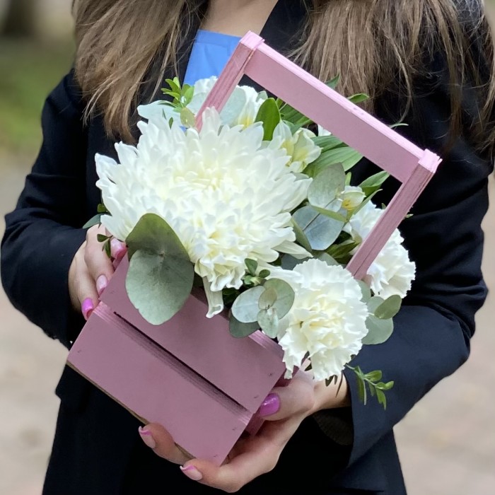 Композиция с хризантемой и гвоздиками в деревянном ящике