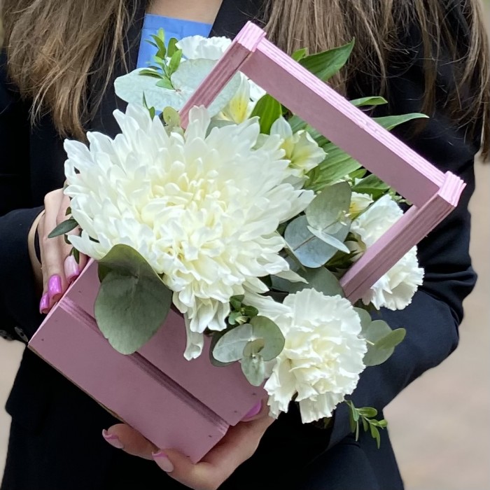 Композиция с хризантемой и гвоздиками в деревянном ящике