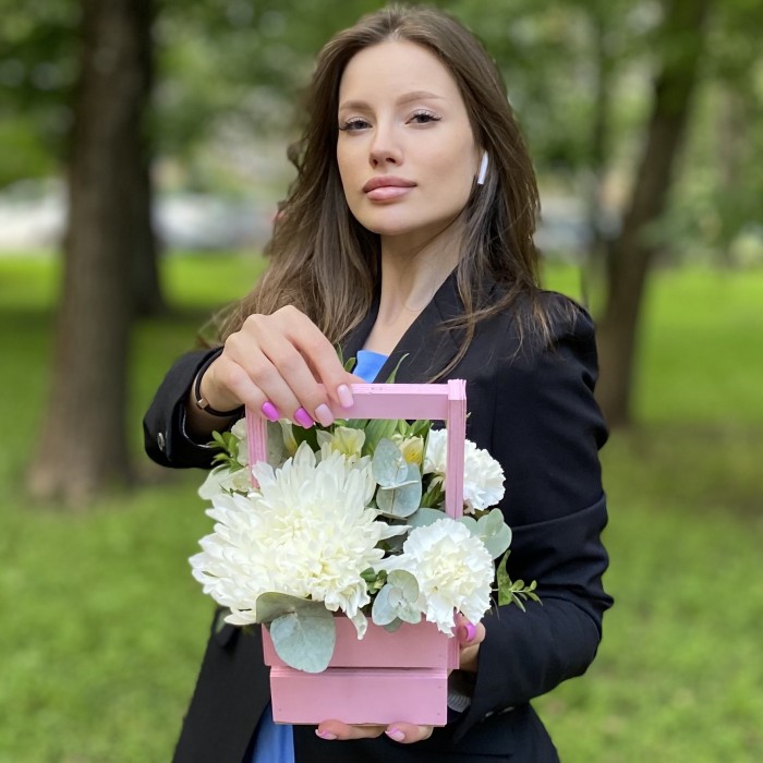 Композиция с хризантемой и гвоздиками в деревянном ящике