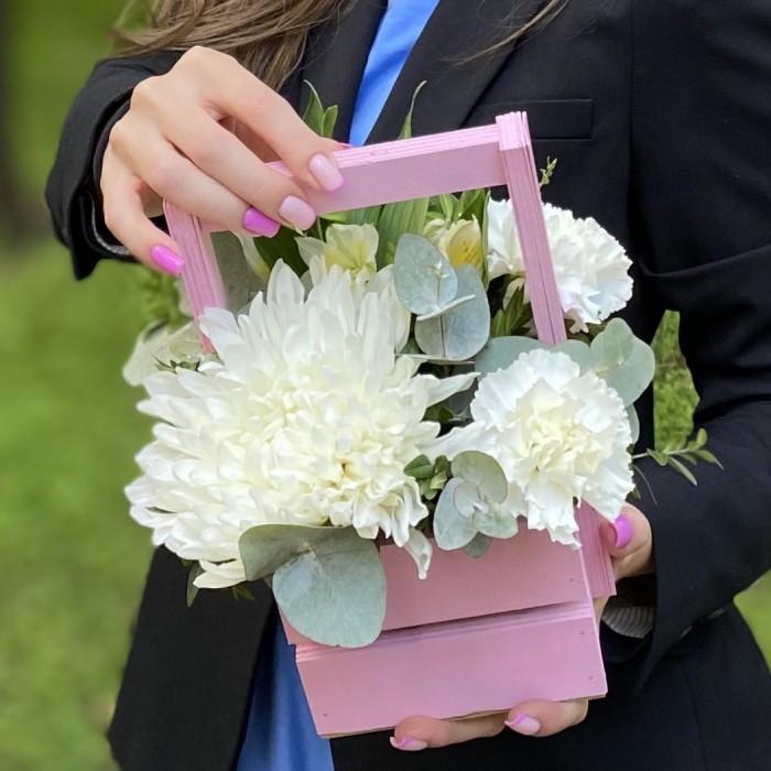 Композиция с хризантемой и гвоздиками в деревянном ящике