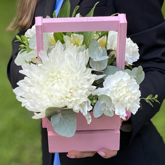 Композиция с хризантемой и гвоздиками в деревянном ящике