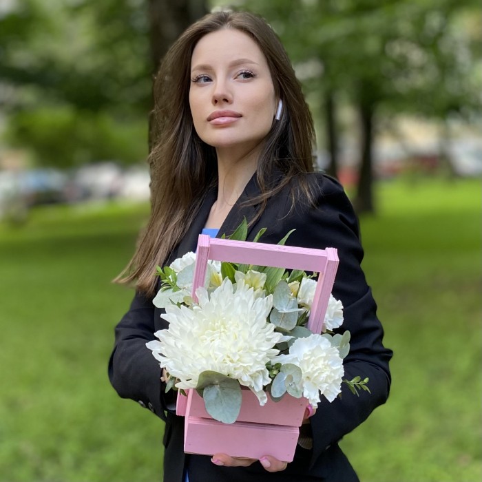 Композиция с хризантемой и гвоздиками в деревянном ящике