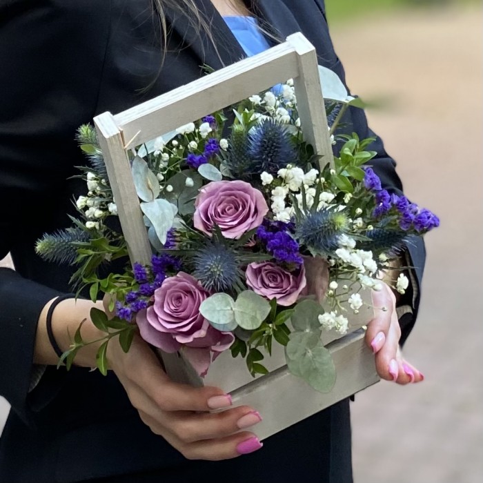 Композиция с розами и эрингиумом в деревянном ящике