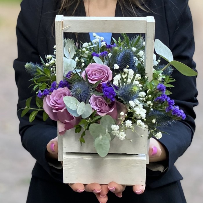 Композиция с розами и эрингиумом в деревянном ящике