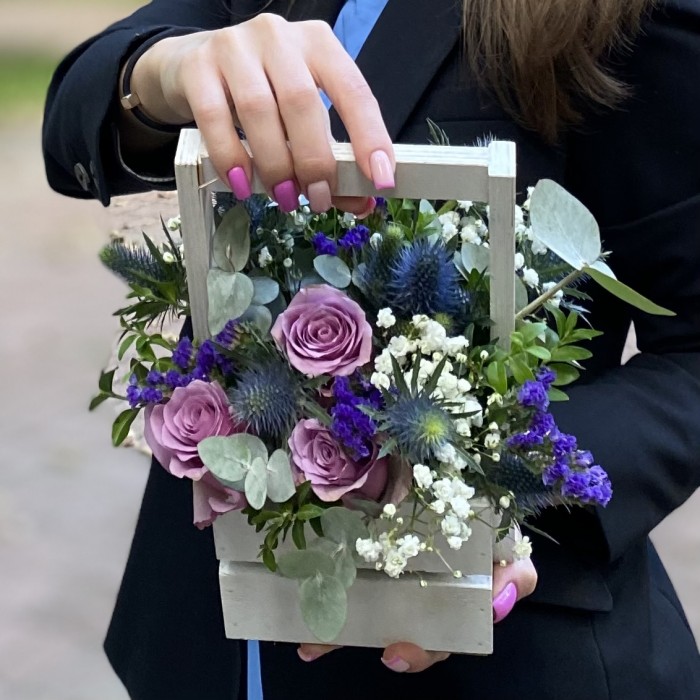 Композиция с розами и эрингиумом в деревянном ящике