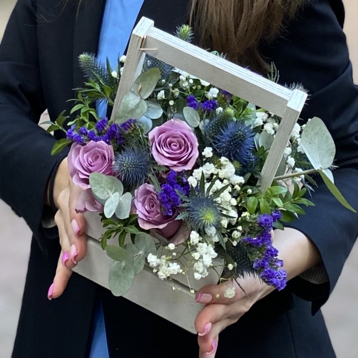 Композиция с розами и эрингиумом в деревянном ящике