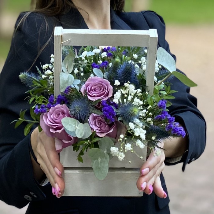 Композиция с розами и эрингиумом в деревянном ящике