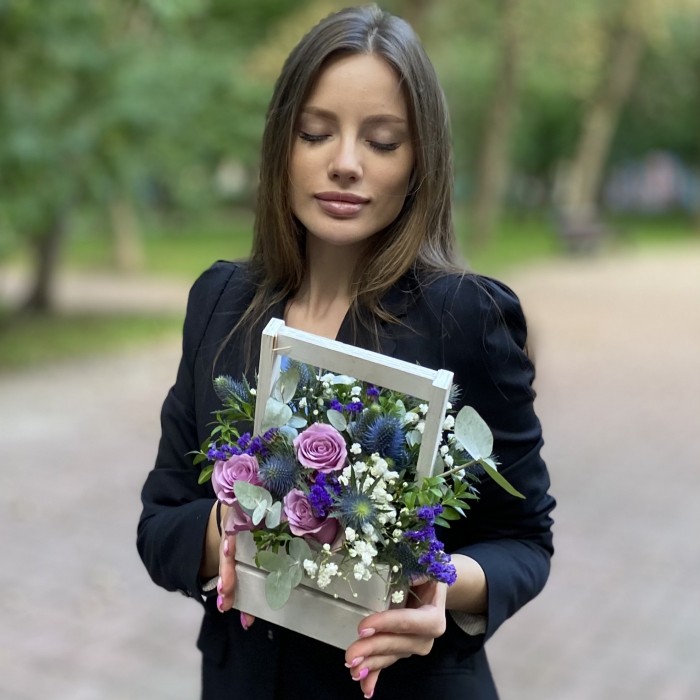 Композиция с розами и эрингиумом в деревянном ящике