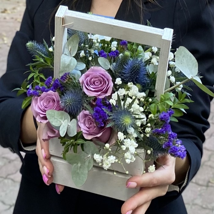 Композиция с розами и эрингиумом в деревянном ящике