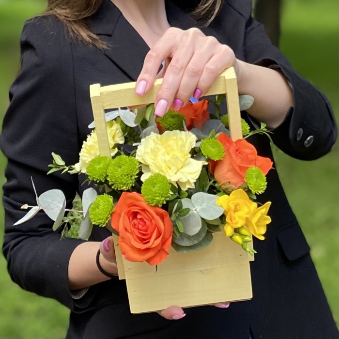 Композиция с розами и фрезией в деревянном ящике