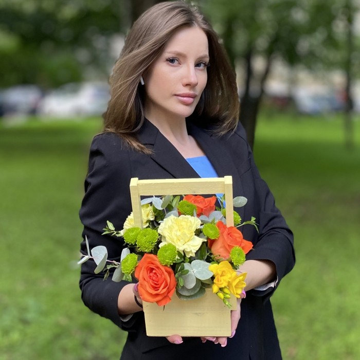 Композиция с розами и фрезией в деревянном ящике