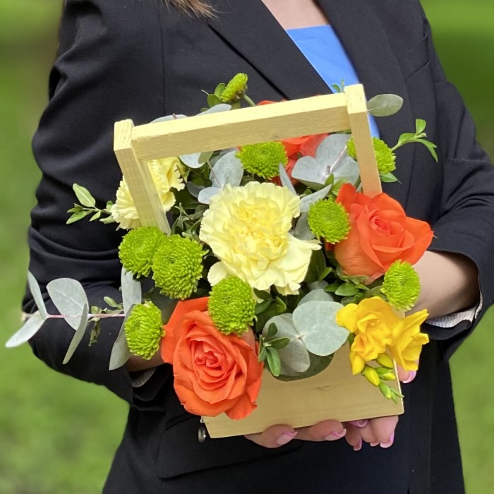 Композиция с розами и фрезией в деревянном ящике