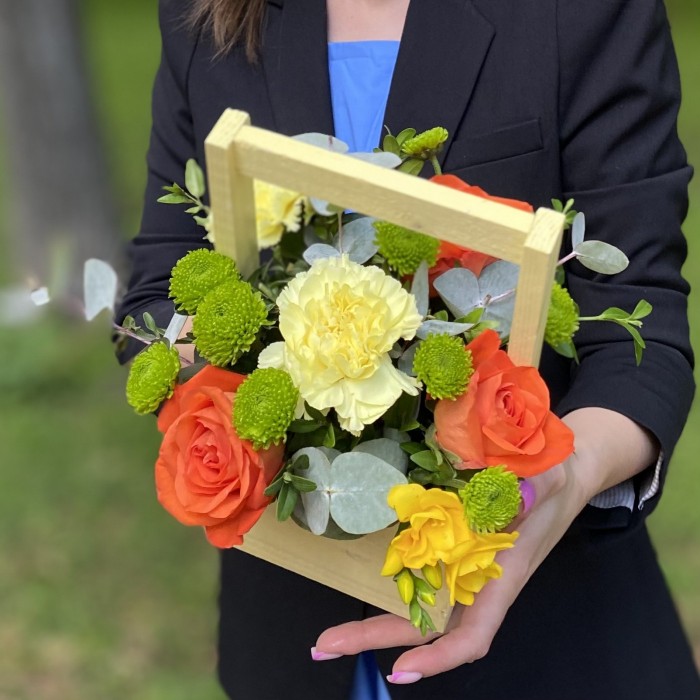 Композиция с розами и фрезией в деревянном ящике