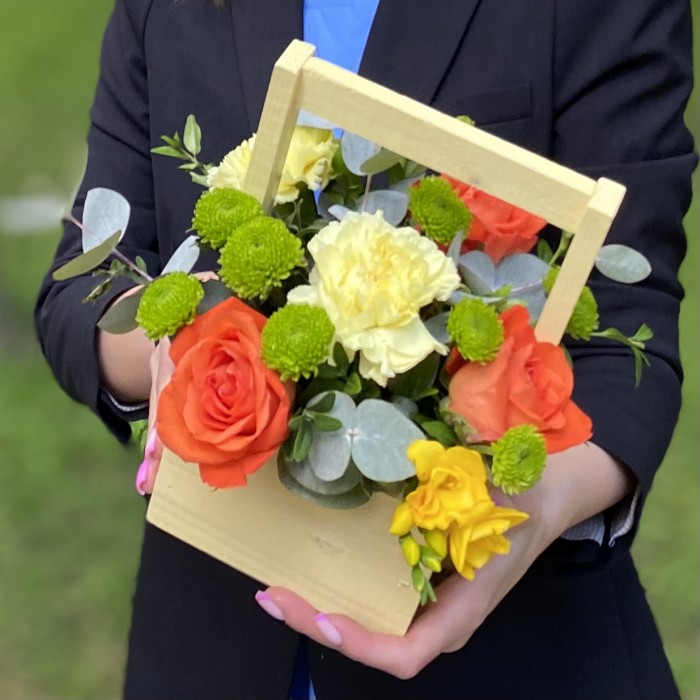 Композиция с розами и фрезией в деревянном ящике