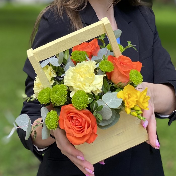 Композиция с розами и фрезией в деревянном ящике