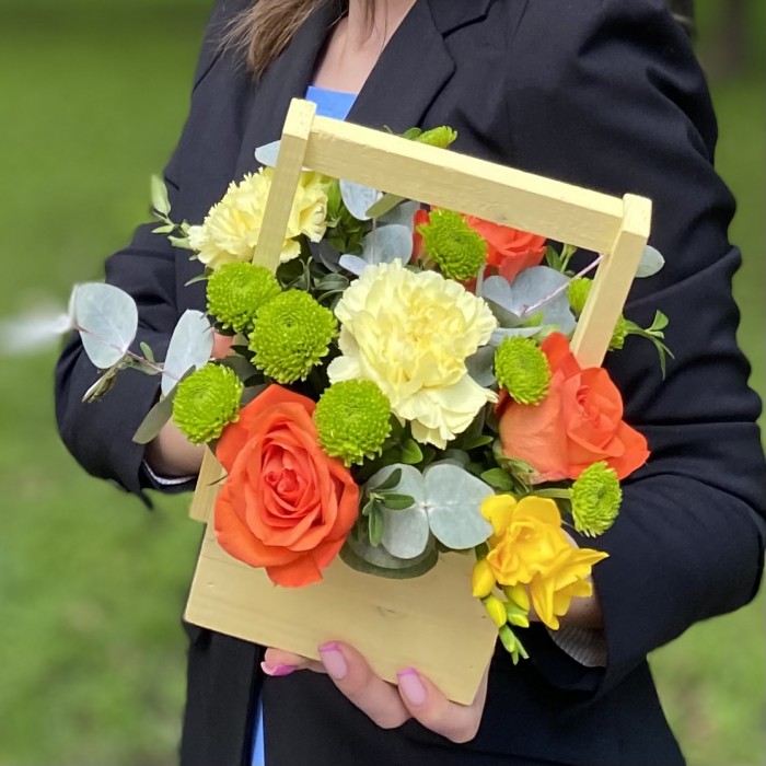 Композиция с розами и фрезией в деревянном ящике