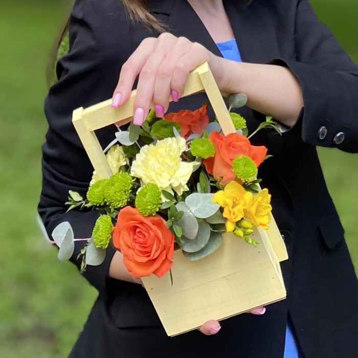 Композиция с розами и фрезией в деревянном ящике