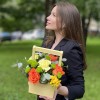 Композиция с розами и фрезией в деревянном ящике