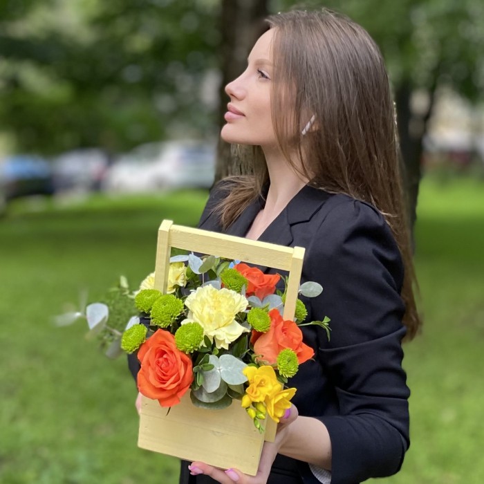 Композиция с розами и фрезией в деревянном ящике