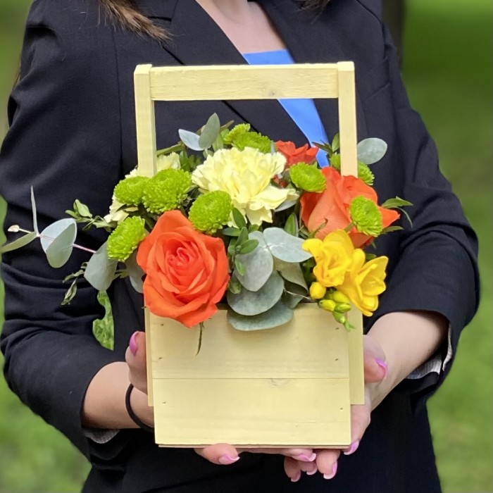 Композиция с розами и фрезией в деревянном ящике