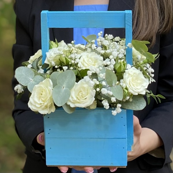 Кустовая роза Сноуфлейк в деревянном ящике