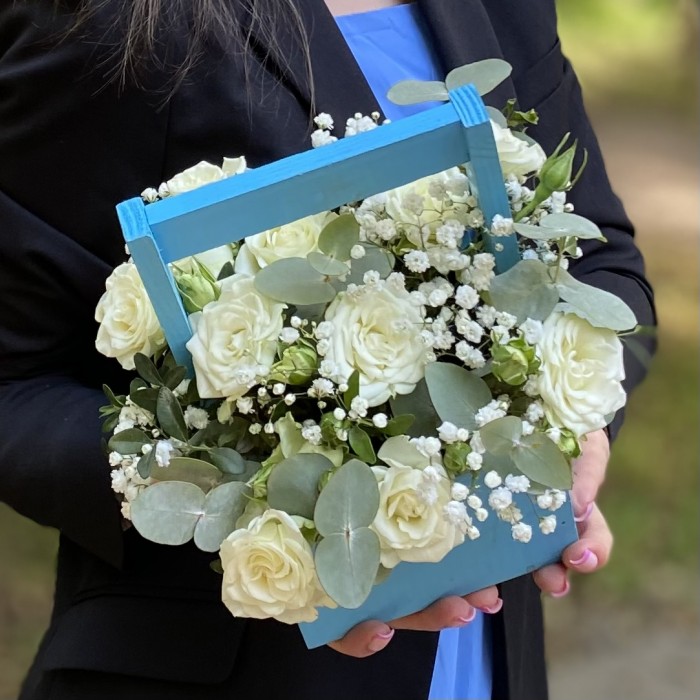 Кустовая роза Сноуфлейк в деревянном ящике