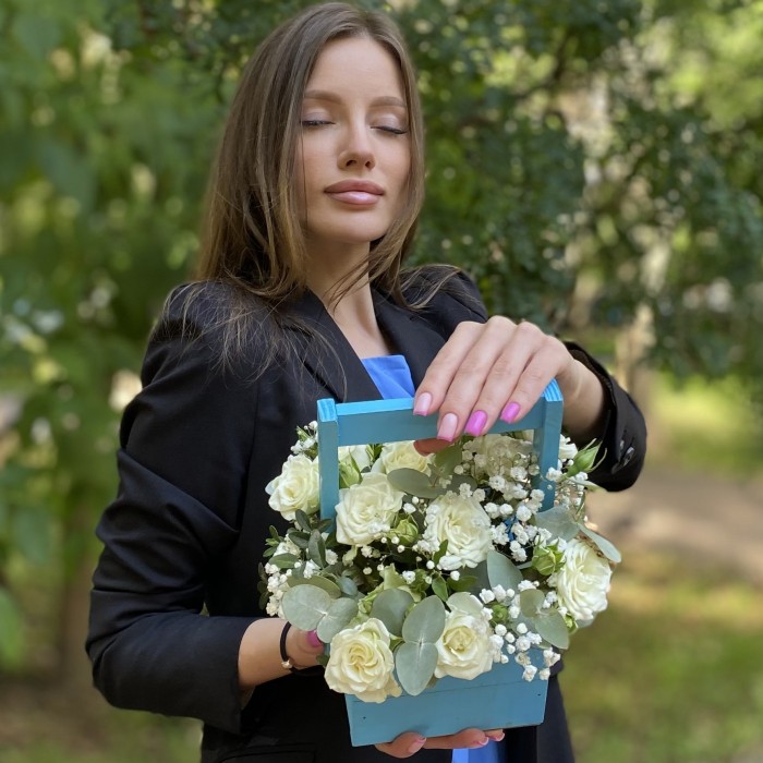 Кустовая роза Сноуфлейк в деревянном ящике