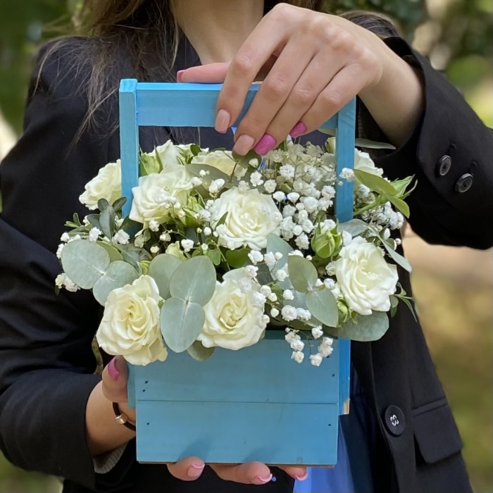 Кустовая роза Сноуфлейк в деревянном ящике