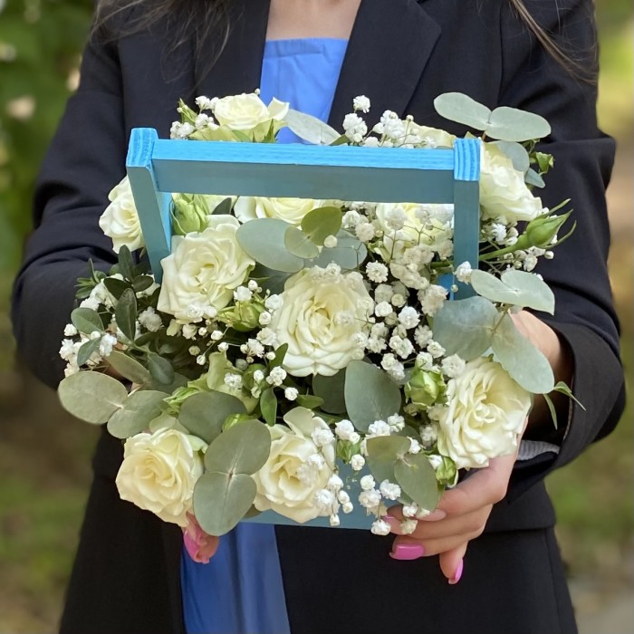 Кустовая роза Сноуфлейк в деревянном ящике