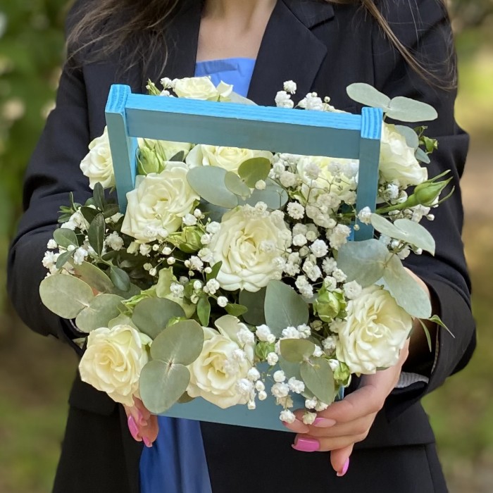 Кустовая роза Сноуфлейк в деревянном ящике