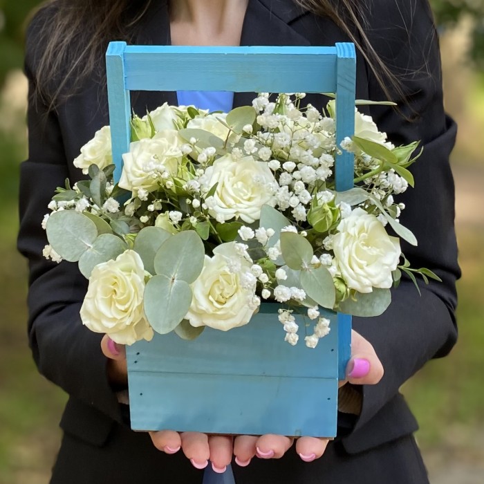 Кустовая роза Сноуфлейк в деревянном ящике