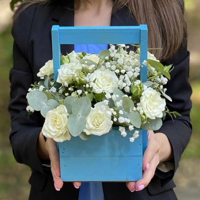 Кустовая роза Сноуфлейк в деревянном ящике