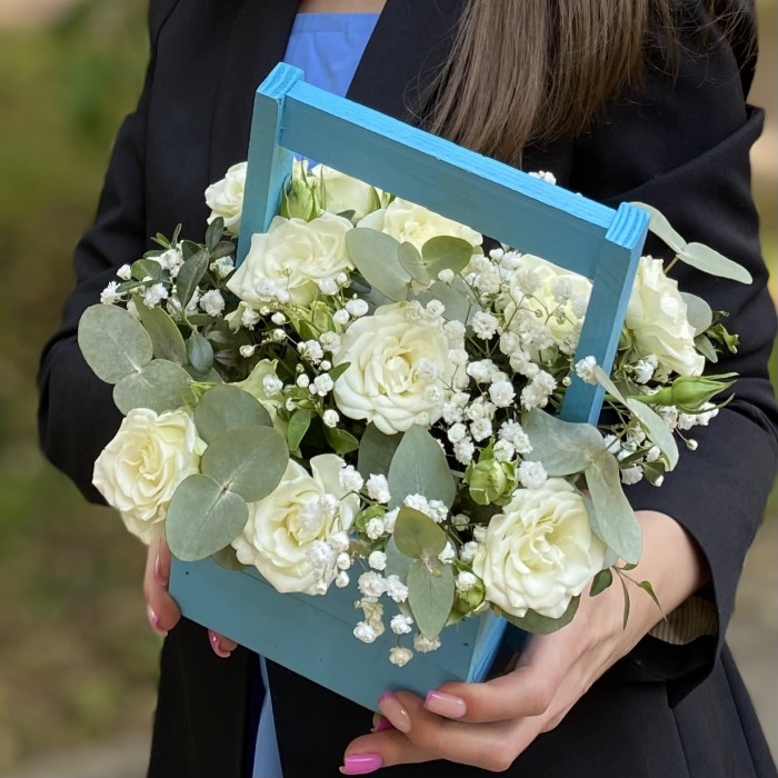 Кустовая роза Сноуфлейк в деревянном ящике