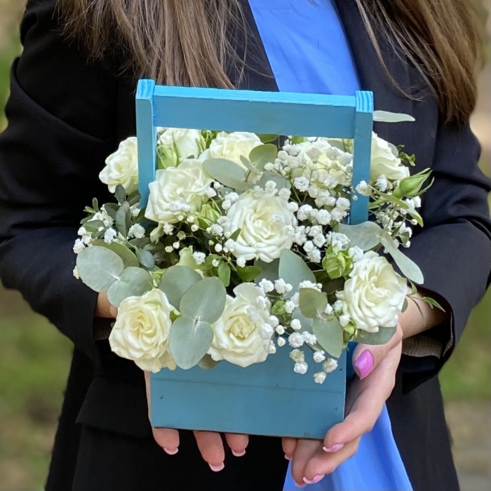 Кустовая роза Сноуфлейк в деревянном ящике