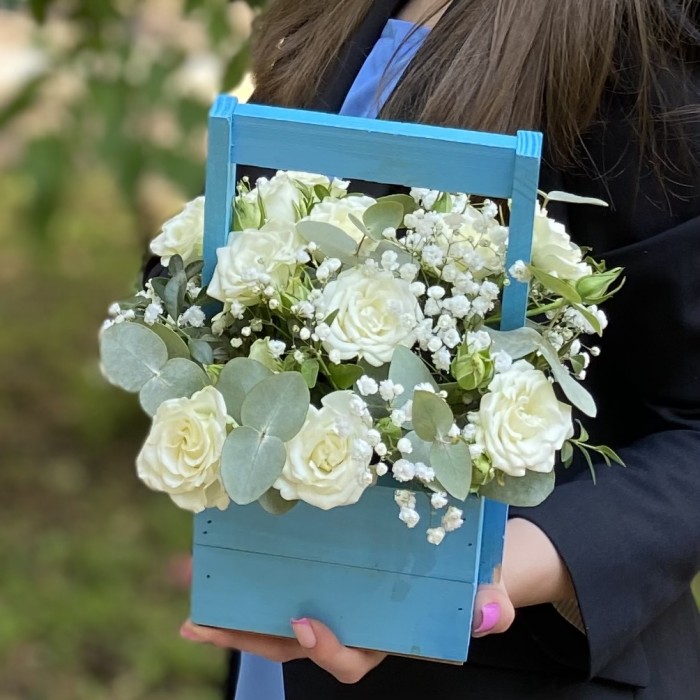 Кустовая роза Сноуфлейк в деревянном ящике