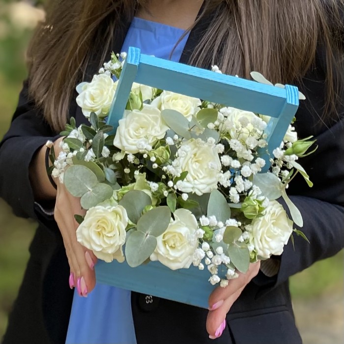 Кустовая роза Сноуфлейк в деревянном ящике