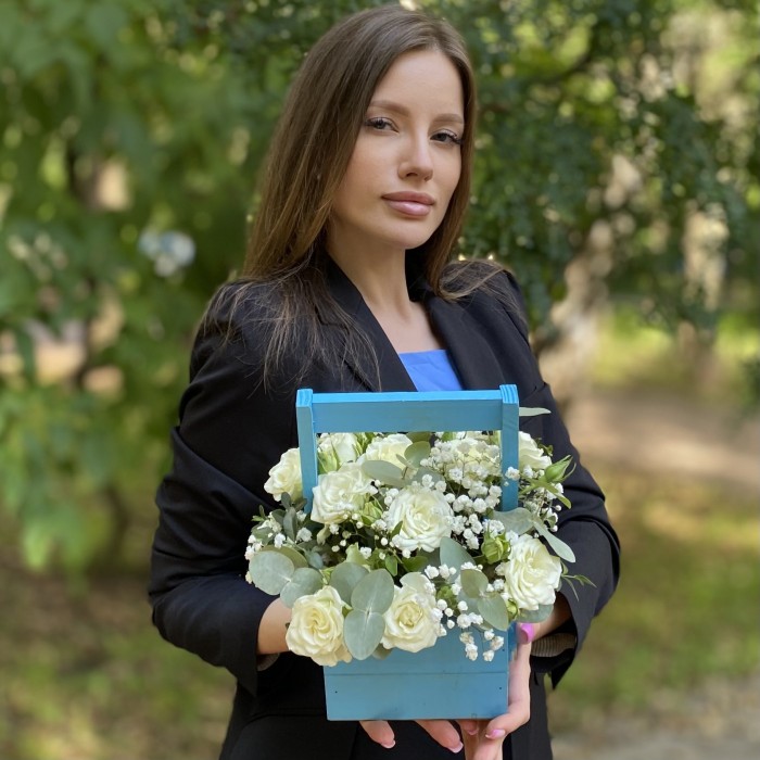 Кустовая роза Сноуфлейк в деревянном ящике