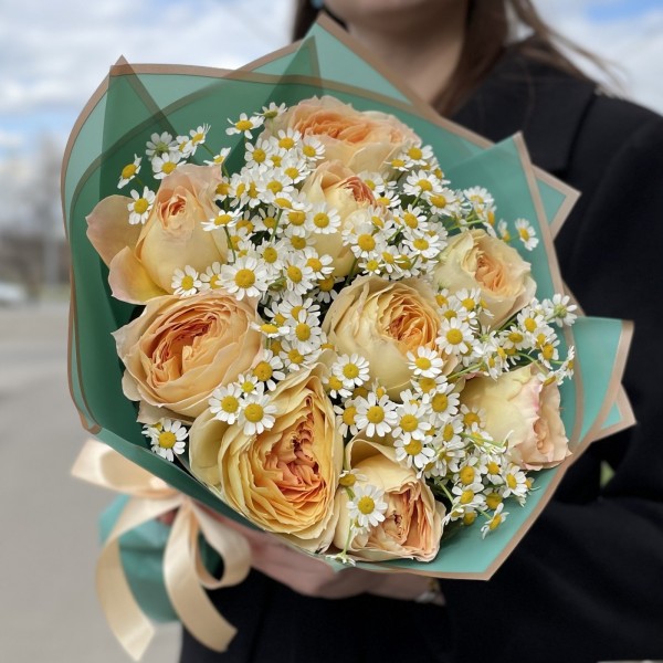 Пионовидные розы Карамель антик с ромашками