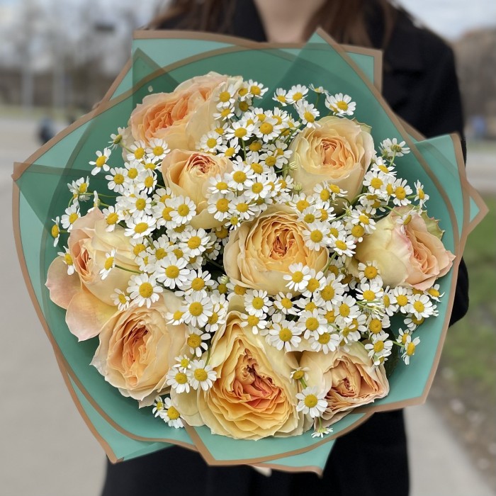 Пионовидные розы Карамель антик с ромашками