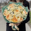 Пионовидные розы Карамель антик с ромашками