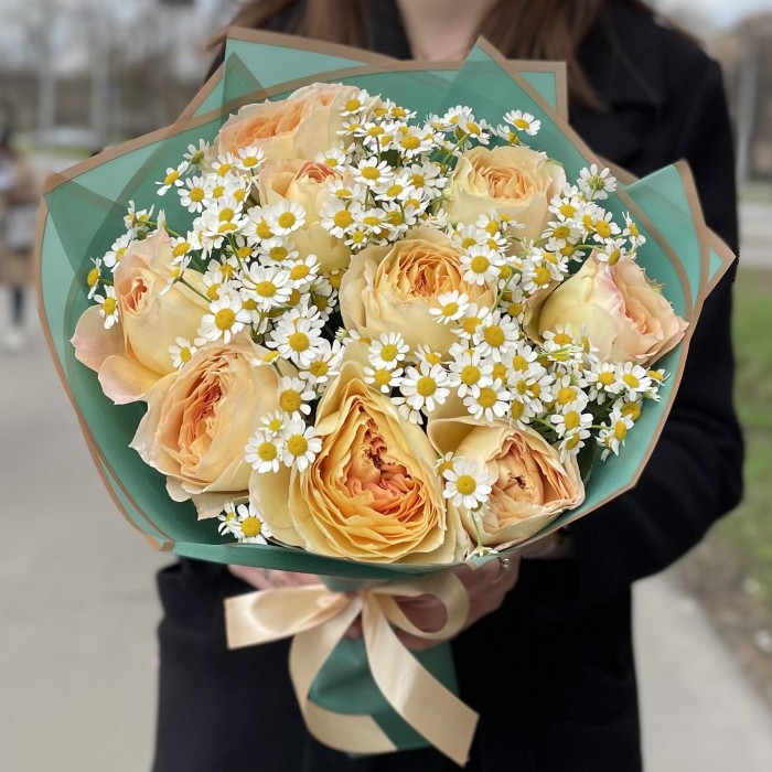 Пионовидные розы Карамель антик с ромашками