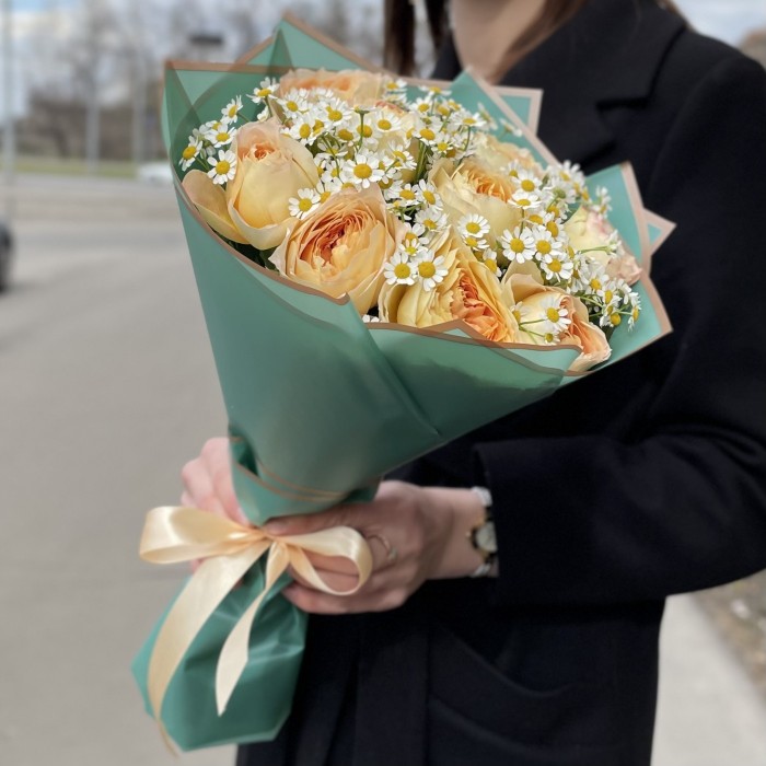 Пионовидные розы Карамель антик с ромашками