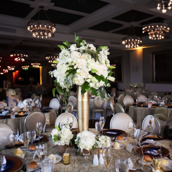 Настольная композиция из цветов Ампир