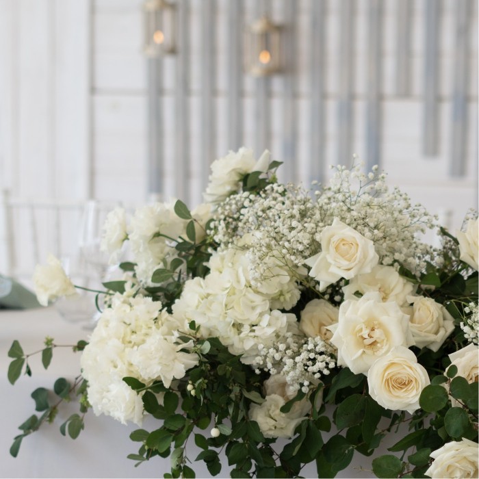 Композиция из белых гортензий и роз на стол молодоженов