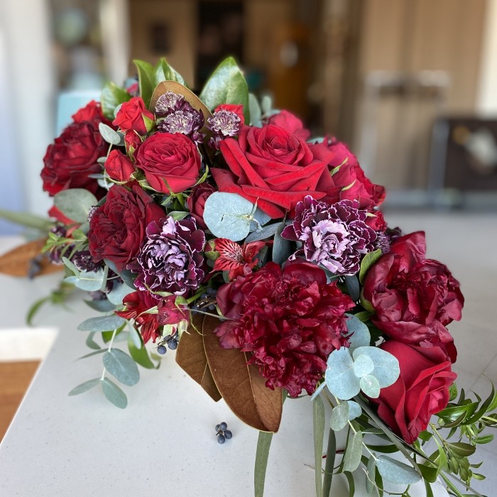 Красная настольная композиция