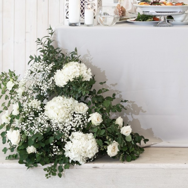 Напольная композиция из белых гортензий и роз
