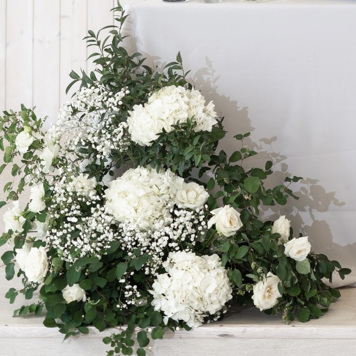 Напольная композиция из белых гортензий и роз
